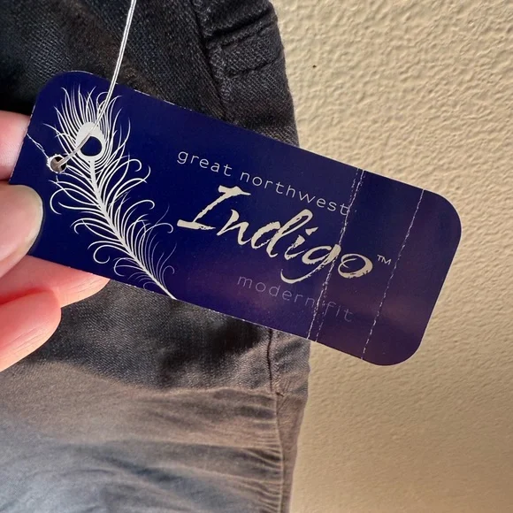 Roll cuff capri jeans in black - Picture 3 of 5